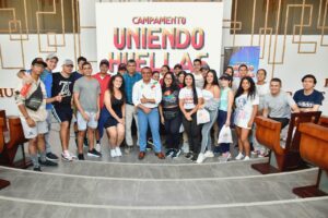 Jóvenes disfrutan del campamento Uniendo Huellas