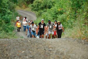 Jóvenes disfrutan del campamento Uniendo Huellas